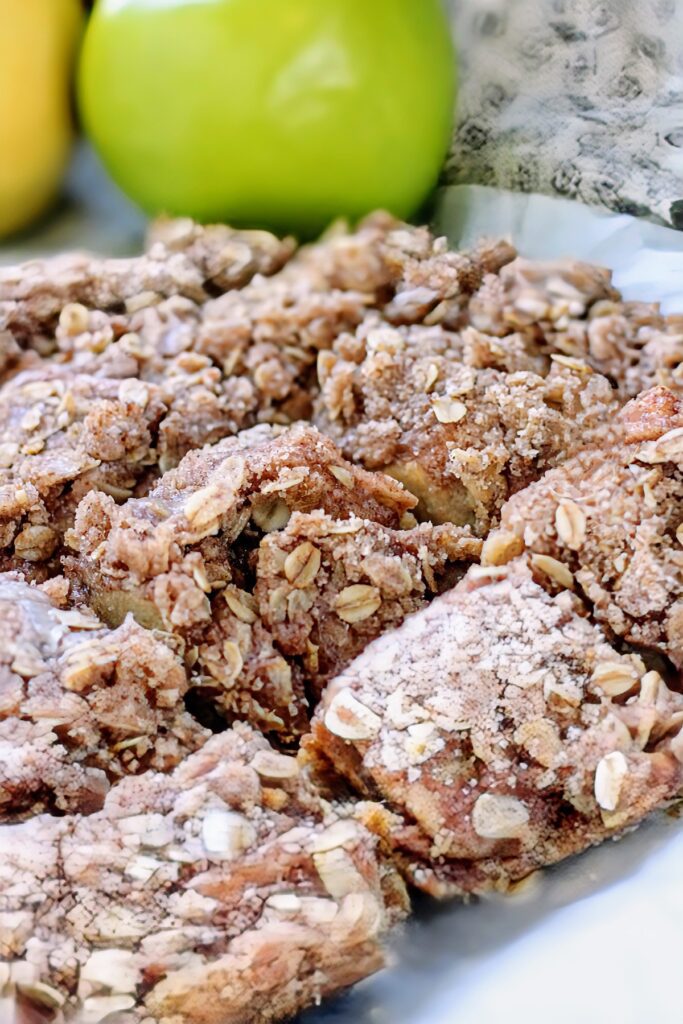 Apple crisp bars with oat mixture toppings