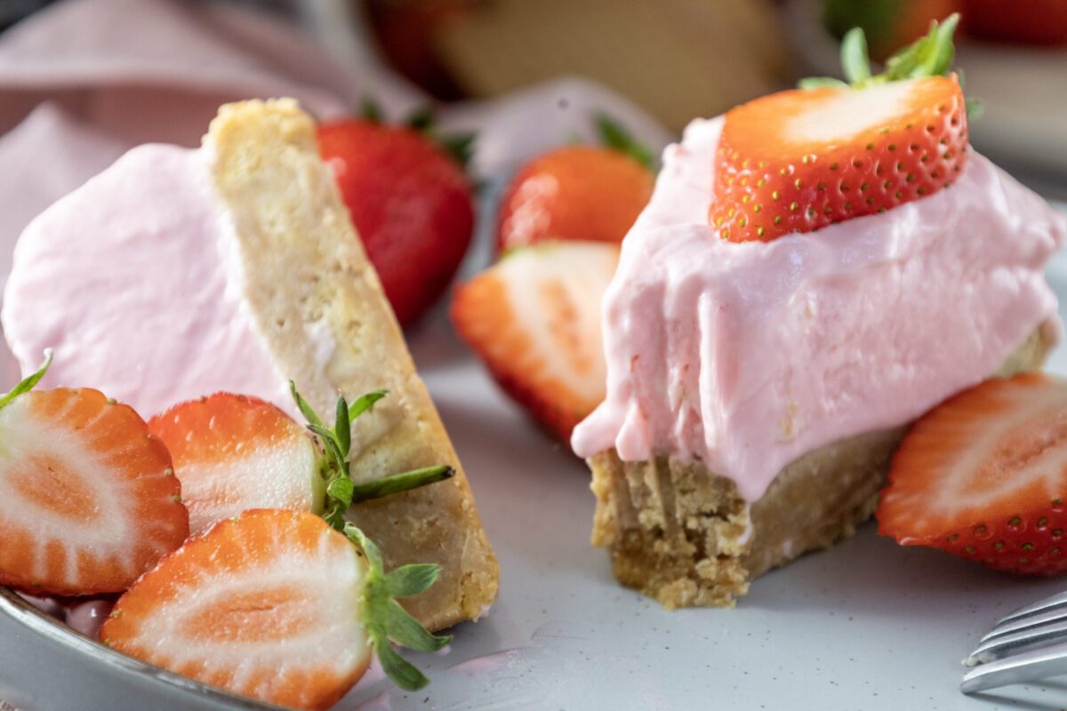 Straberry no bake cheesecake slices