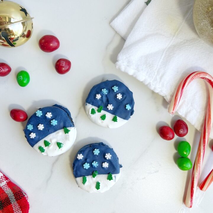 snowglobe dipped oreos with white and blue coating and sprinkles