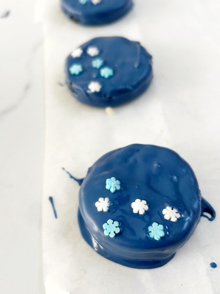 snowglobe dipped oreos with blue coating