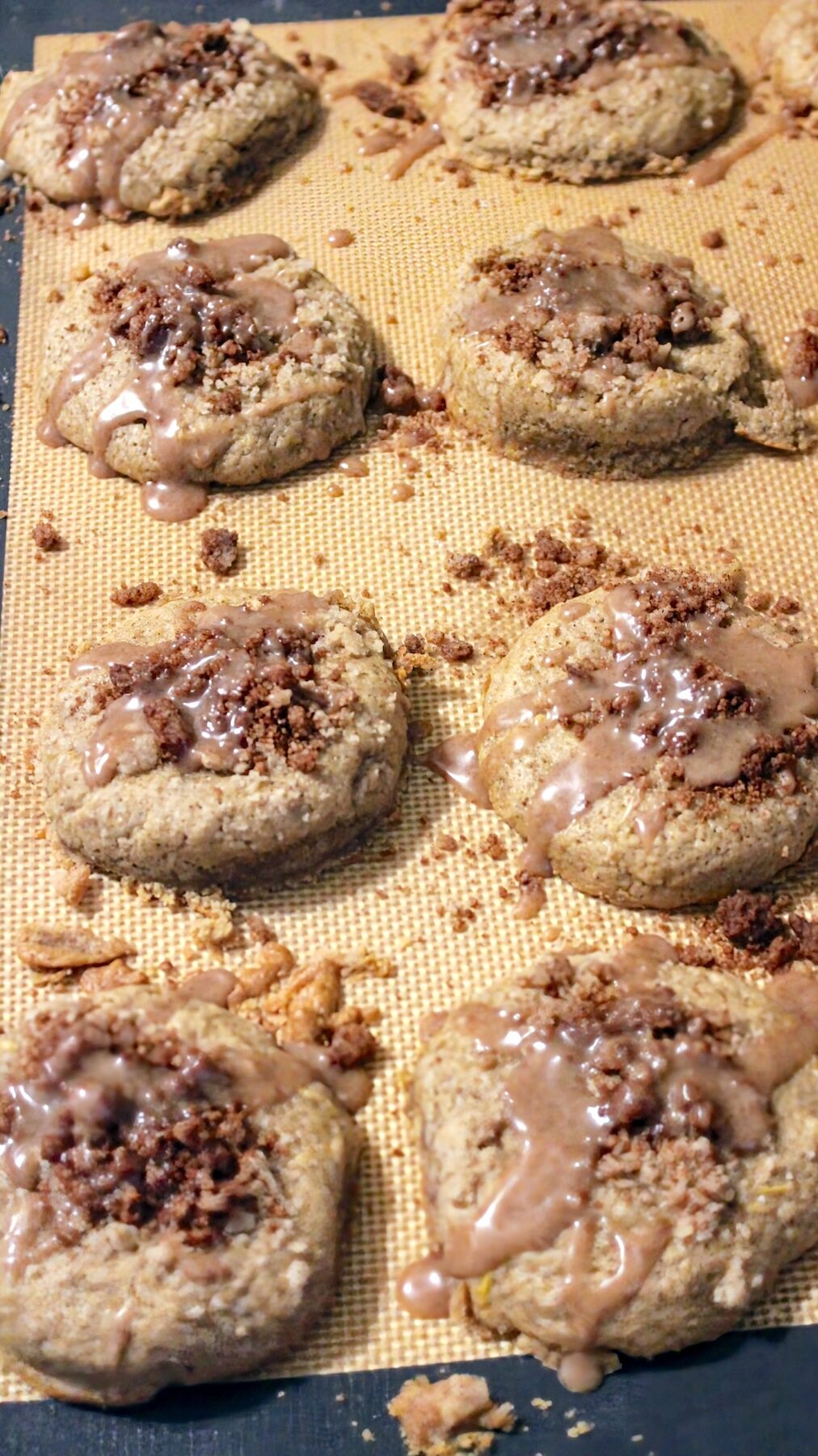 Baked pumpkin streusel cookies