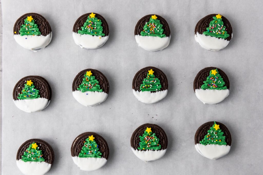 oreos decorated with frosting to look like a christmas tree in the snow