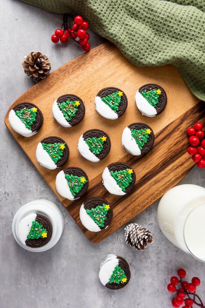 oreos decorated with frosting to look like a christmas tree in the snow