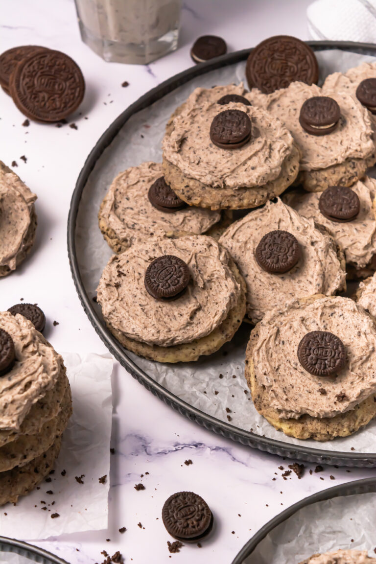 a plate full of cookies and cream cookies on a plate