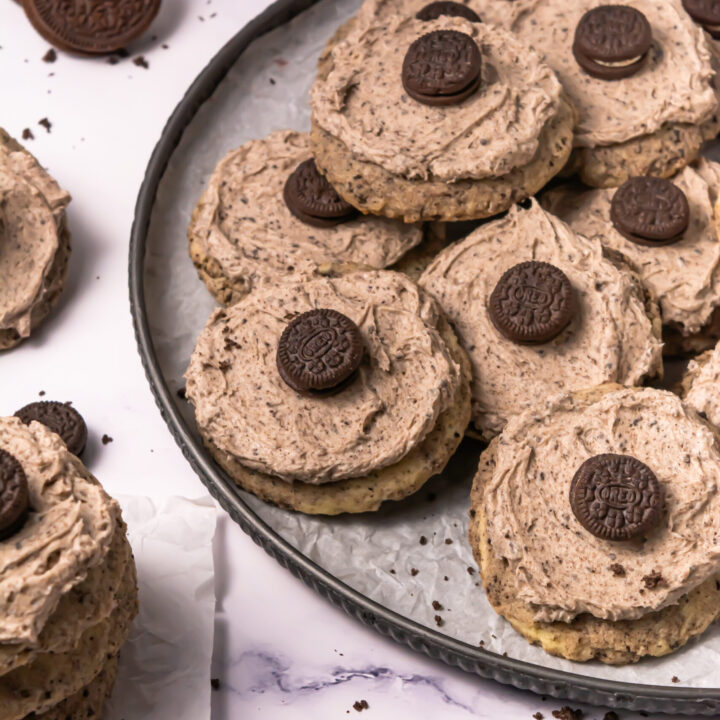 a plate full of cookies and cream cookies on a plate